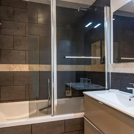Sleeps 6 Pool Air Con Wifi Agnac