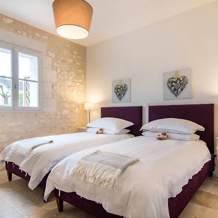 Sleeps 6 Pool Air Con Wifi Agnac