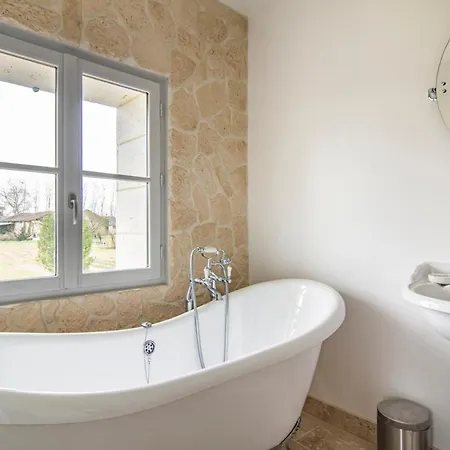 Sleeps 6 Pool Air Con Wifi * Agnac