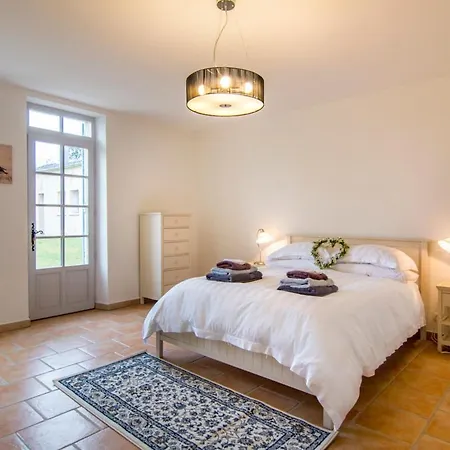 Sleeps 6 Pool Air Con Wifi * Agnac