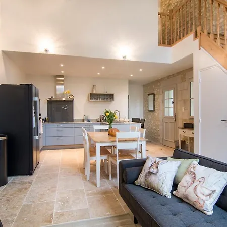 Sleeps 6 Pool Air Con Wifi Agnac
