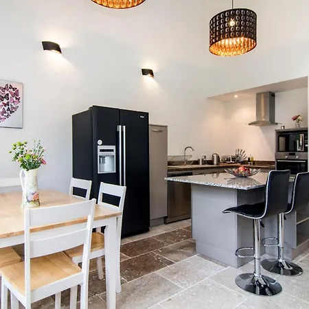 Sleeps 6 Pool Air Con Wifi Agnac